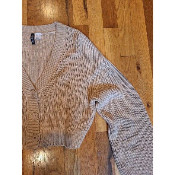 Womens H&M cropped beige button front sweater. - Picture 2 of 3